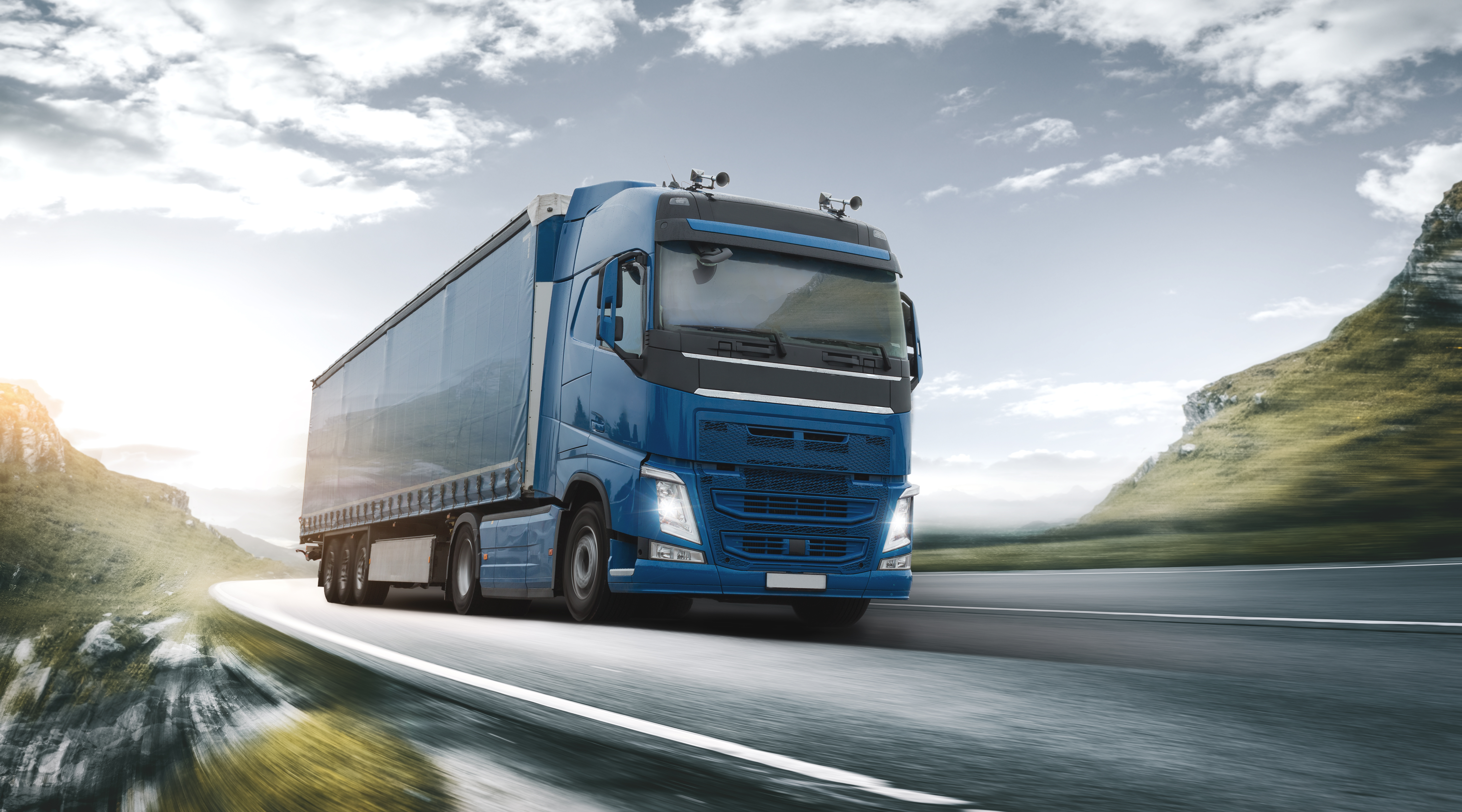 LKW auf einer Landstraße on Tour